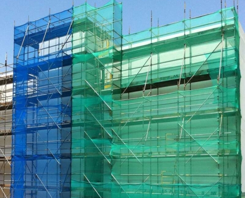 Windproof debris safety netting for scaffolding